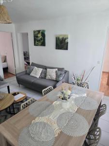 a living room with a table and a couch at Séjour Eau Vive Proche commerces et Metro in Créteil