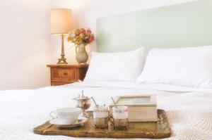 een bed met een dienblad met theeservies erop bij Villa Gini in Pisa