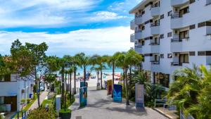 a view of the beach from the side of a building at Hotel Palace 1 in Florianópolis