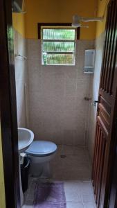 a bathroom with a toilet and a sink at Ouro Grosso Chales in Iporanga