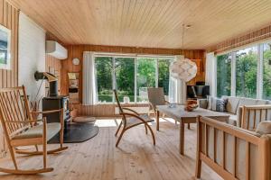 a living room with a table and chairs at BV310-Blavand-Gronnevej-16 in Blåvand