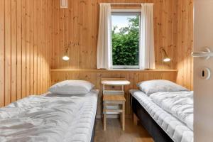 two beds in a room with a window at BV310-Blavand-Gronnevej-16 in Blåvand