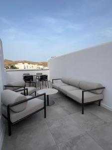 ein Zimmer mit Sofas, einem Tisch und Stühlen in der Unterkunft FlorCactus in Níjar