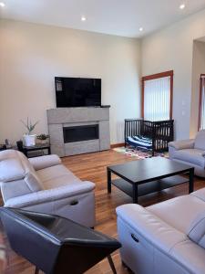 a living room with white furniture and a fireplace at Mariposa Cozy Stay in Richmond