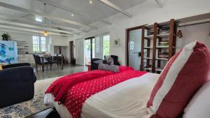 a bedroom with a bed with a red and white blanket at 40 on Longmarket in Stanford