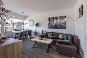 ein Wohnzimmer mit Sofa und Tisch in der Unterkunft Harzer-Geißen Lounge in Hohegeiß