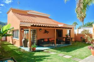 una casa con un sofá y un patio en Villa Tauro Country Club, en La Playa de Tauro