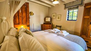 a bedroom with a bed with towels on it at Lavender’s Blue in Stanford