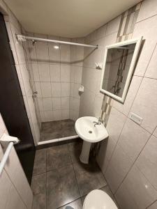 ein Badezimmer mit Dusche, Waschbecken und Toilette in der Unterkunft Hostal Anthony's in Lima + 26 Fotos