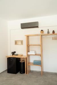 a room with a desk and a shelf with towels at Thyme Suite in Paránimfoi