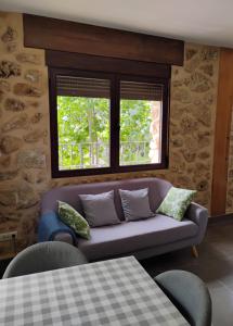 a living room with a couch and two windows at Precioso Apartamento a estrenar. La Placeta in Riópar