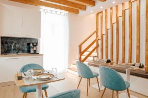 a kitchen and dining room with a table and chairs at Domo De Uccio in Alghero