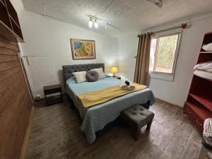 a bedroom with a bed and a window in it at Oceana Suites Refugio de Maipo in San José de Maipo