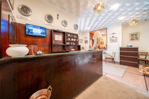 a bar in a room with a counter and chairs at Hôtel Mauritania Centre-Ville Casablanca Petit-Déjeuner Buffet Gratuit in Casablanca