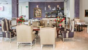comedor con mesa y sillas en Hotel Sevilla, en Ronda