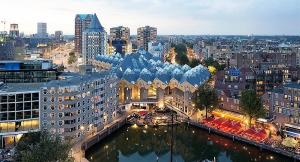 een uitzicht op een stad met een gebouw bij Sudermar in Rotterdam