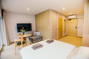ein Zimmer mit einem Bett, einem Tisch und einer Couch in der Unterkunft Morze Słońca in Łukęcin