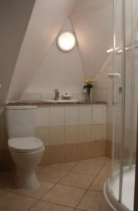a bathroom with a toilet and a sink at Dworek Mitro in Gdynia