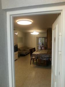 a living room with a table and a kitchen with a dining room at Be Netivei BE NETIVOTI in Netivot