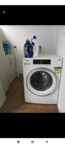 a washer and dryer in a small room at Aveiro, Veneza Portuguesa in Oliveirinha