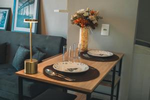 a table with two plates and a vase of flowers at VIVA - Centro - Garagem - Apt 1 Dormitório in Santa Maria +17 photos