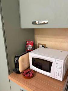 a microwave sitting on a counter with a bowl of food at ADA City Apartment in Palestrina