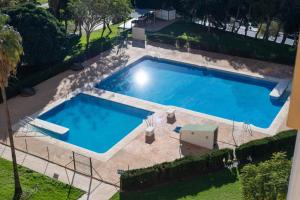 an overhead view of a large blue swimming pool at Increíble estudio boutique con vista al mar Mediterráneo in Benalmádena