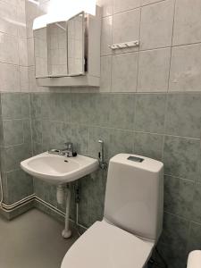 a bathroom with a white toilet and a sink at Kätevä Koti Keskustassa in Ähtäri +14 photos