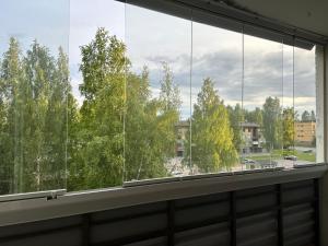 an empty window with a view of trees at Kätevä Koti Keskustassa in Ähtäri