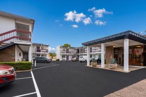 a parking lot in front of a building at Travelers Inn by OYO Longview Kelso in Longview