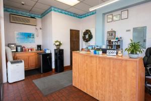 a coffee shop with a counter in a room at Travelers Inn by OYO Longview Kelso in Longview