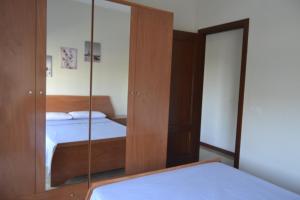 1 dormitorio con 2 camas y espejo en Urban Flat, en Santa Cruz de Tenerife
