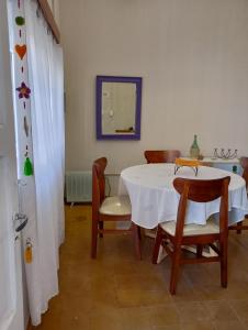 a dining room with a white table and chairs at Hogar en el corazón de Tilcara in Tilcara