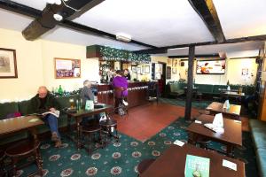 un grupo de personas sentadas en mesas en un restaurante en The Black Swan Inn, en Leominster