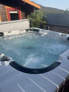 a hot tub with water in it on a patio at Øse Camping in Gratangen