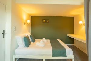 a bedroom with a bed with a green wall at Duplex hyper centre tout équipé - Arrivée autonome in Troyes