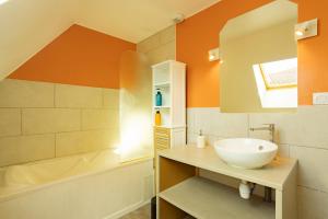 a bathroom with a sink and a tub at Duplex hyper centre tout équipé - Arrivée autonome in Troyes