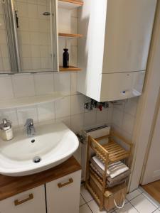 a bathroom with a sink and a mirror at Mellow Oak by Interior Apartments - 65qm - 2 Schlafzimmer - Solingen, nahe Köln&Düsseldorf - bahnhofsnah - A1 - Gratis WLAN & TV in Solingen