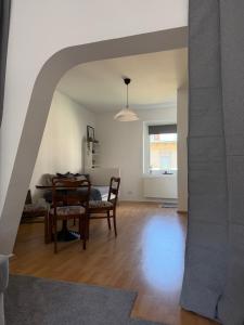 a living room with a table and a dining room at Mellow Oak by Interior Apartments - 65qm - 2 Schlafzimmer - Solingen, nahe Köln&Düsseldorf - bahnhofsnah - A1 - Gratis WLAN & TV in Solingen +19 photos