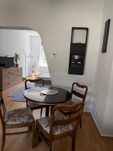 a dining room with a table and chairs and a mirror at Mellow Oak by Interior Apartments - 65qm - 2 Schlafzimmer - Solingen, nahe Köln&Düsseldorf - bahnhofsnah - A1 - Gratis WLAN & TV in Solingen