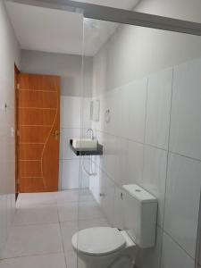 a bathroom with a toilet and a sink at Pousada Ômega in Caxias das Aldeias Altas +8 photos