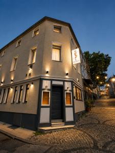 ein graues Gebäude in einer Straße bei Nacht in der Unterkunft WOS Hotel in Mönchengladbach