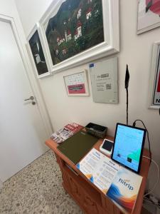 a desk with a laptop computer on top of it at Alloggio Primavera Matilde in Terni
