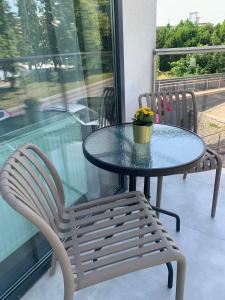 a table and chairs on a balcony with a table and flowers at Na Rogu in Sandomierz