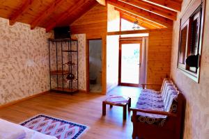 a living room with a couch and a table at Bujtinat e Delvinës in Delvinë