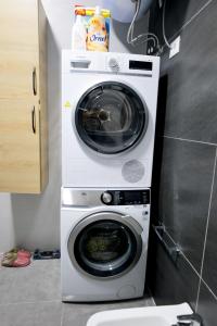 a washing machine and a washer in a bathroom at Vila Lian Apartaments in Belsh