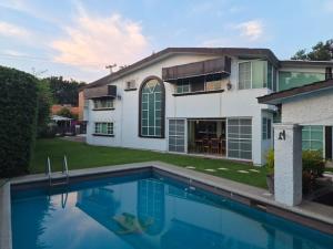a house with a swimming pool in the yard at Cocoyoc Residential Estate in Texcalpan