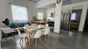 a kitchen and dining room with a table and chairs at Cabaña Los Cristales Coveñas by Amauna in Coveñas