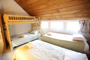 a bedroom with two bunk beds in a cabin at Sunnyside 6 in Condo Waterville Valley in Waterville Valley
