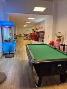 a room with a pool table and a arcade at Camping Oléron Cap Soleil MH Climatisé in Saint-Denis-dʼOléron